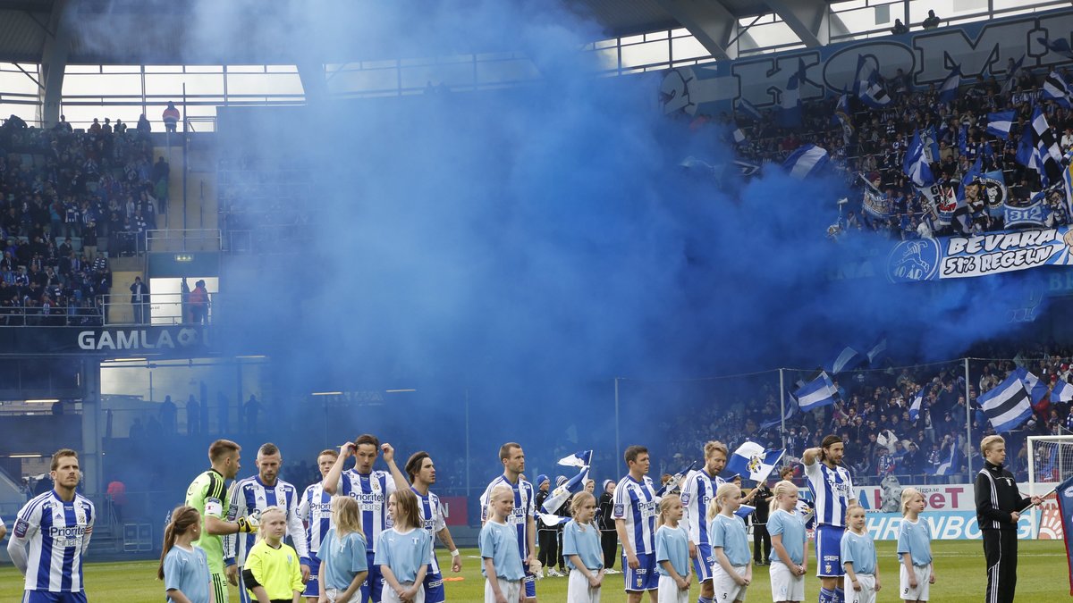 Rökigt värre i inledningen av matchen när IFK Göteborgsfansen använde pyroteknik.