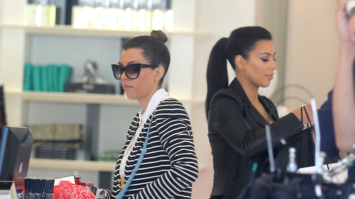 Systrarna Kardashian ute på en shoppingrunda. 