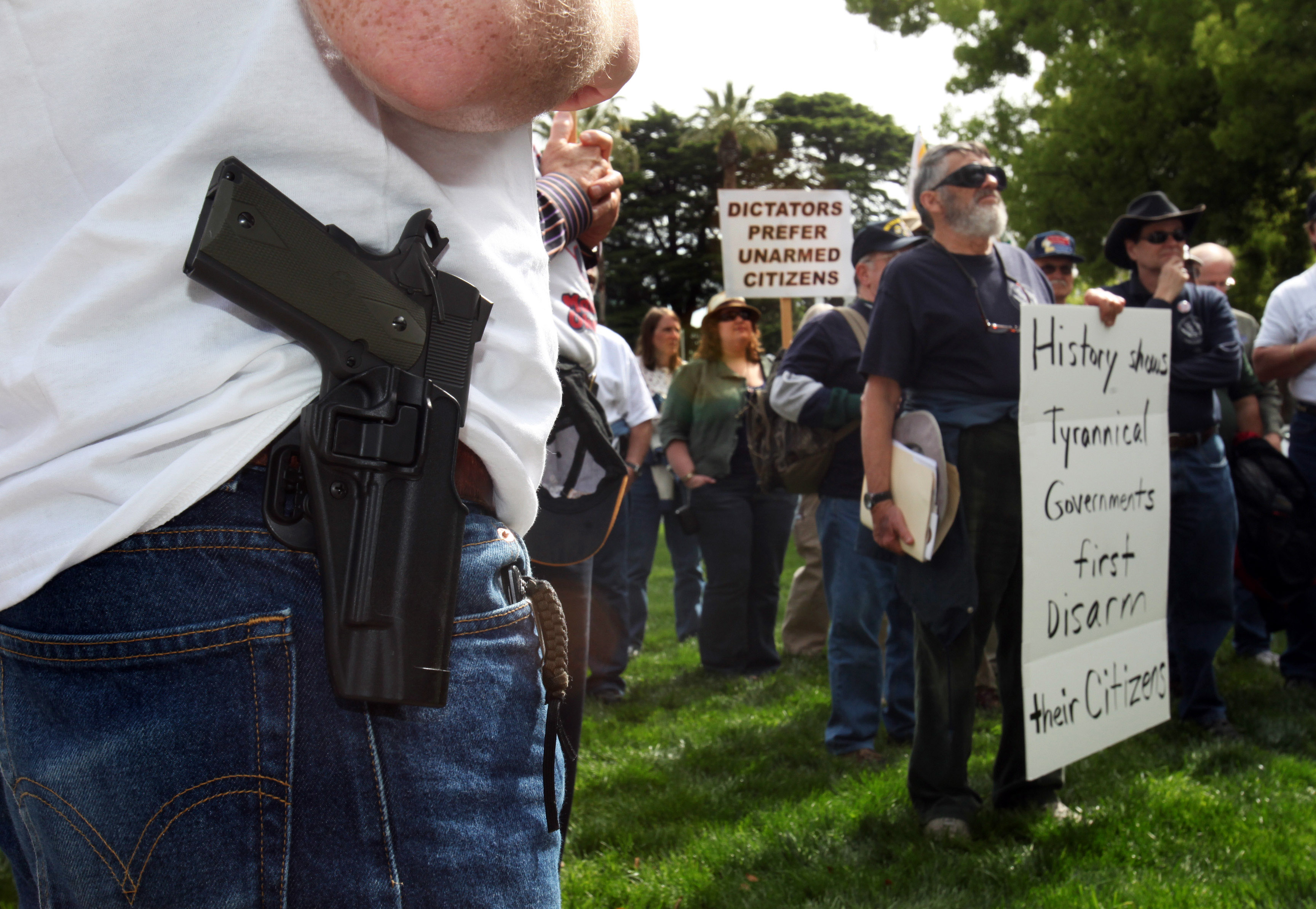Amerikanska medborgare förespråkar sin rätt att bära vapen.