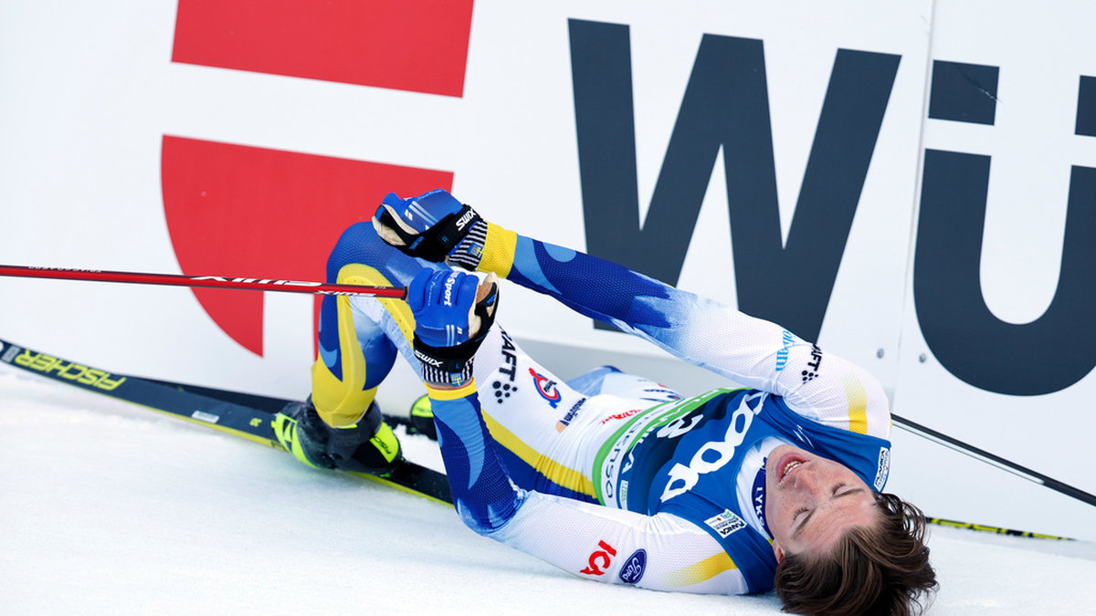 Sveriges William Poromaa fastnade med skidan i reklamskylten efter målgång i herrarnas skiathlon under skid-VM.
