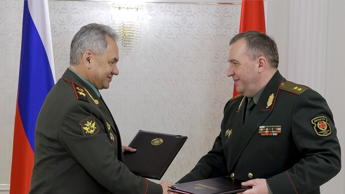 Rysslands försvarsminister Sergej Sjojgu (vänster) träffade Belarus försvarsminister Viktor Chrenin under torsdagen för att skriva avtal om ryska kärnvapen på belarusisk mark.