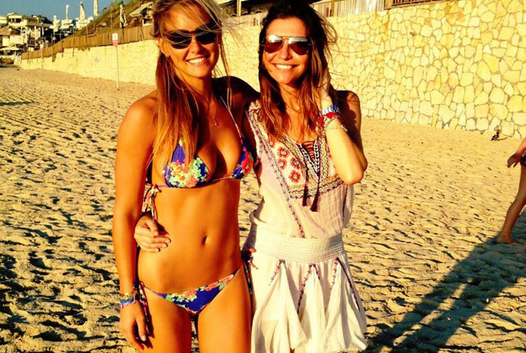 Bar Refaeli och en väninna på stranden. Bar Refaeli och en väninna på stranden.