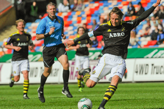AIK tog en betryggande seger med 3-0. Här får Viktor Lundberg på en riktig rökare som betydde 1-0 för Solnalaget. AIK tog en betryggande seger med 3-0. Här får Viktor Lundberg på en riktig rökare som betydde 1-0 för Solnalaget.