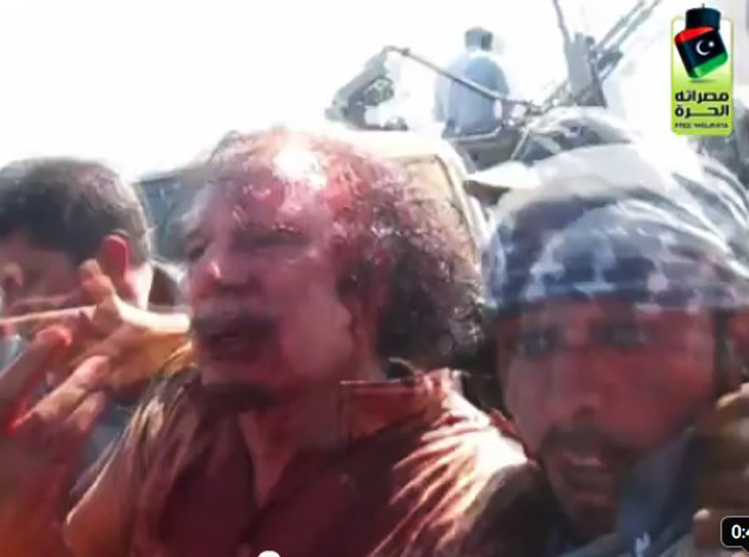 Stillbild från ett videoklipp innan Khaddafi skulle föras till sjukhuset.