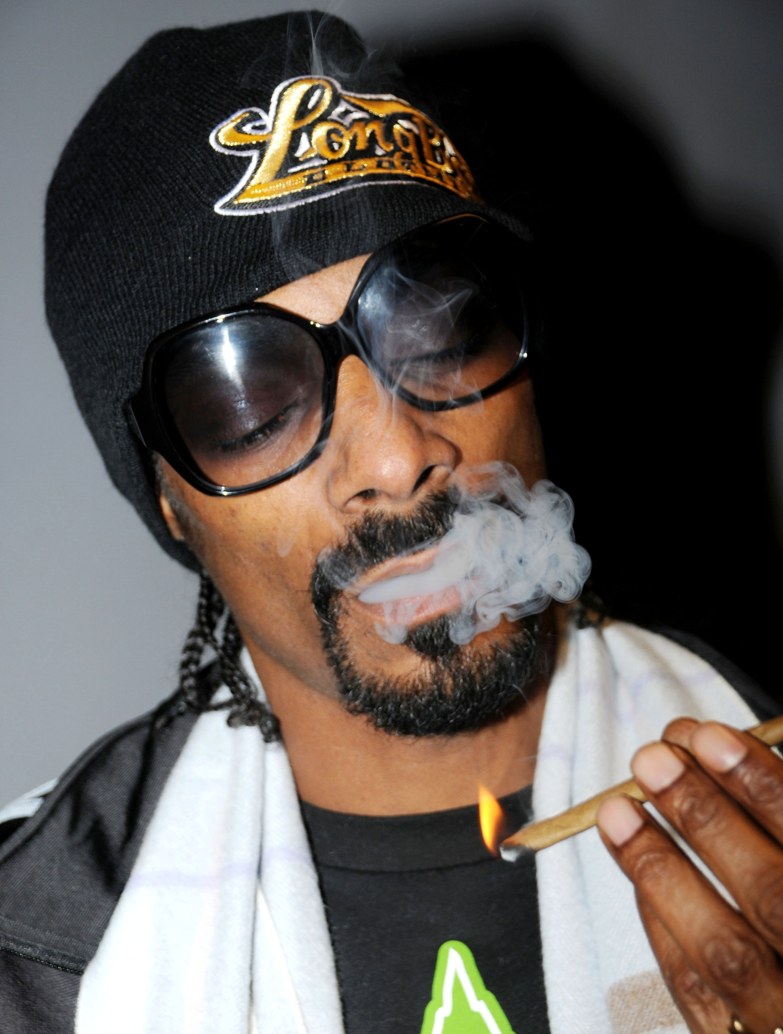 Snoop Dog växte upp och in i drogträsket. Han livnärde sig på att sälja droger och har vid ett flertal gånger skakat galler 