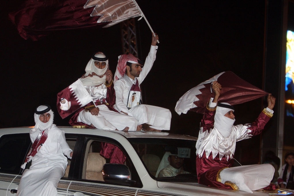 Innevånare i Qatar firar.