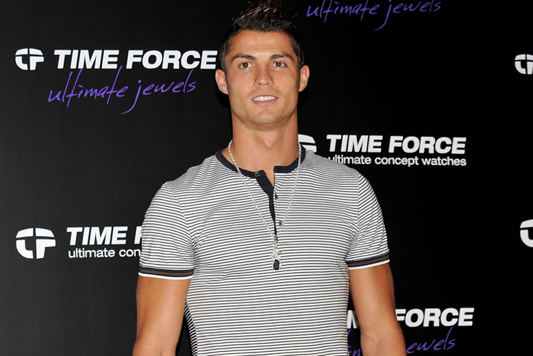 16. Det är inte bara Irina Shayk som vill slita av kläderna på en av världens hetaste fotbollshunkar - Cristiano Ronaldo. 16. Det är inte bara Irina Shayk som vill slita av kläderna på en av världens hetaste fotbollshunkar - Cristiano Ronaldo.