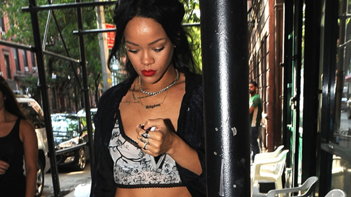 Rihanna glider runt i jeansshorts.