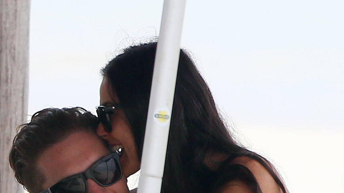 Demi verkar dock ha gått vidare. På bild med en yngre man på semester i Mexico. 