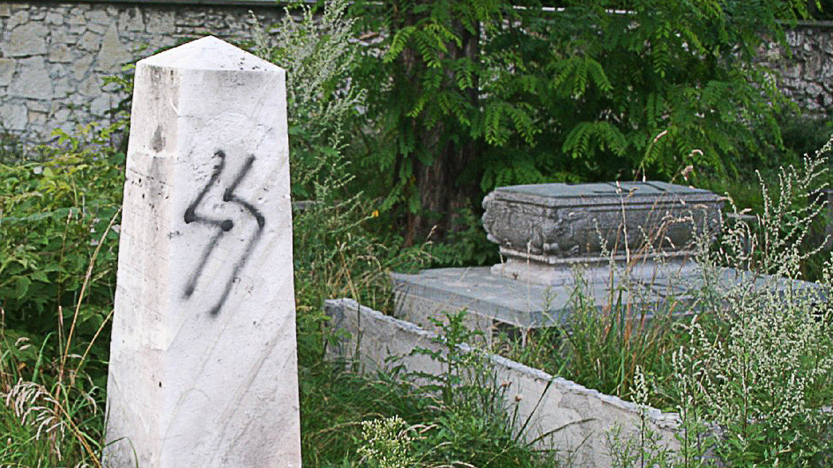 En judisk kyrkogård som har blivit vandaliserad.