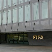 Fifa väljer nu att utreda de sex domarna som anklagats för mutbrott.