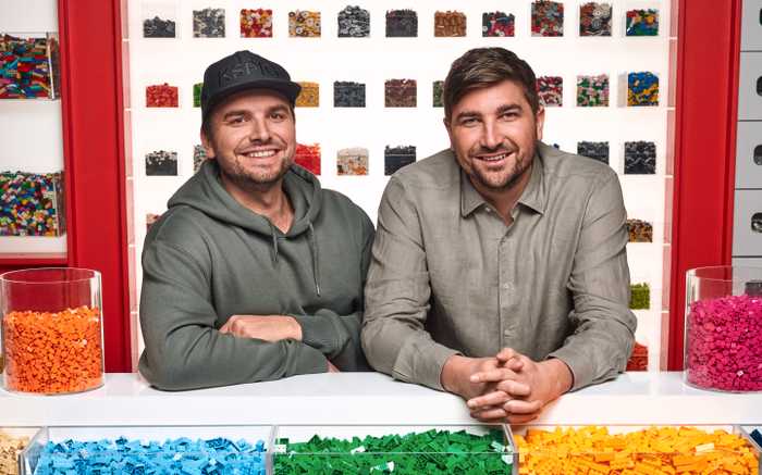 Håkan Juholts söner dyker upp i Lego masters