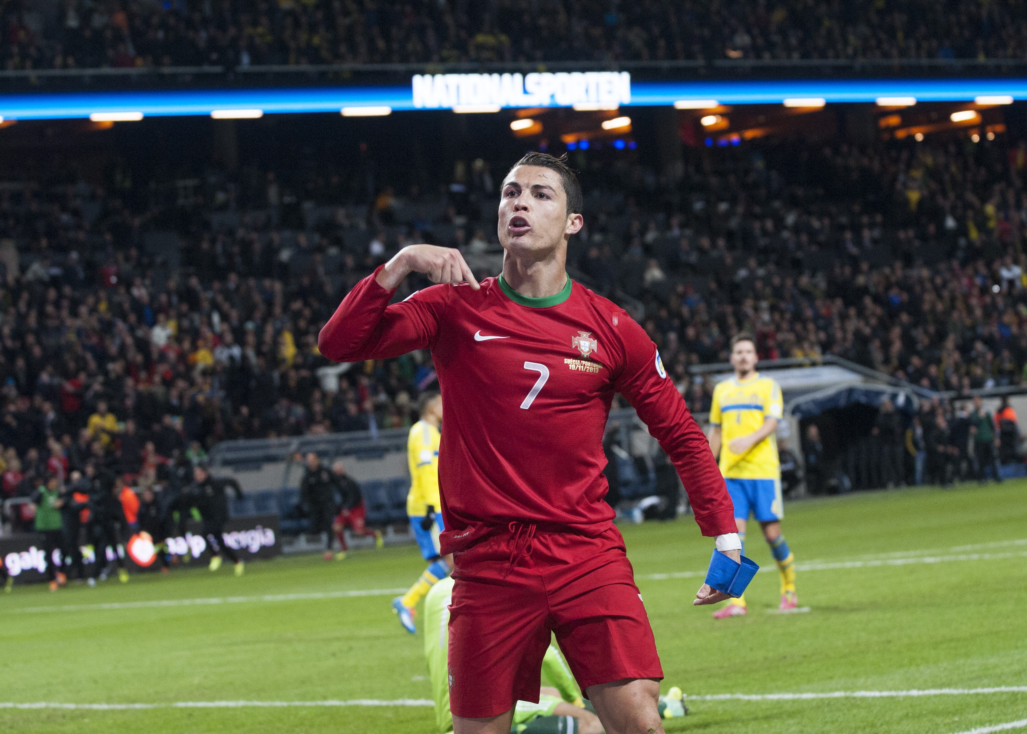 14. Cristiano Ronaldo låter allt oftare egenskaperna på fotbollsplanen tala men portugisen har inte ett gott rykte bland alla. Engelsmännen glömmer inte i första taget hur han fick lagkamraten Wayne Rooney utvisad i VM-kvartsfinalen 2006. 14. Cristiano Ronaldo låter allt oftare egenskaperna på fotbollsplanen tala men portugisen har inte ett gott rykte bland alla. Engelsmännen glömmer inte i första taget hur han fick lagkamraten Wayne Rooney utvisad i VM-kvartsfinalen 2006.