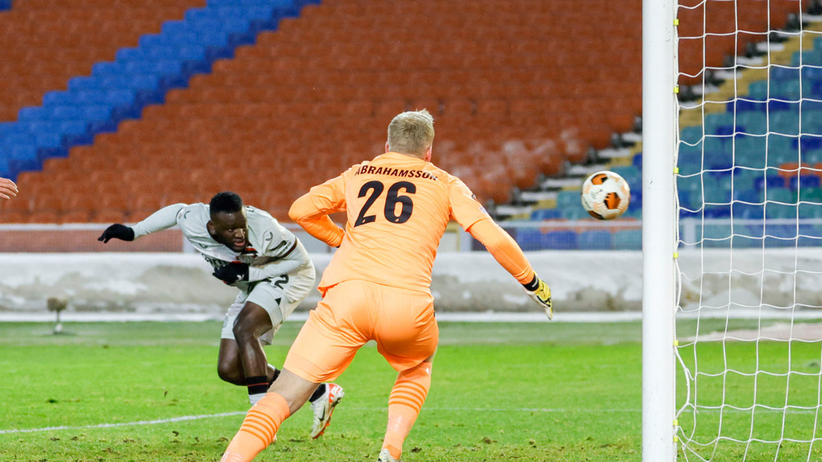 Leverkusens Victor Boniface nickar in 1–0 förbi Häckens målvakt Peter Abrahamsson.