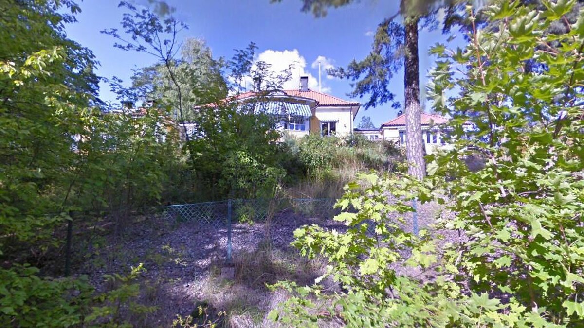 Denna Google Street View-bild visar var Furuvägen 10 i Östertälje är belägen. Fastigheten bytte ägare i december 2020, när den nya ägaren tog över fastigheten för 9 000 000 kronor. 