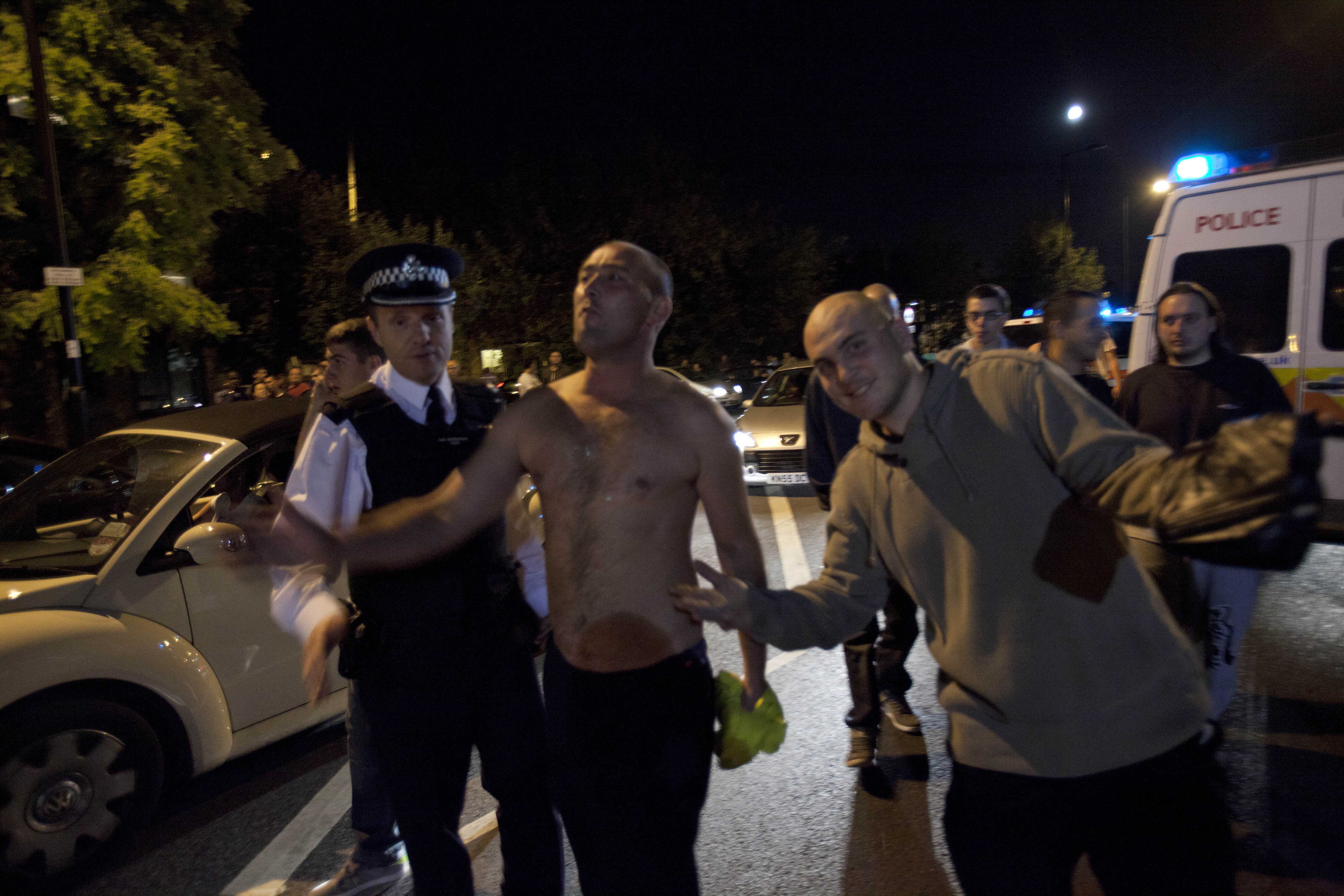 Två män i London som skulle vara med och "ta tillbaka gatorna" från plundrarna stoppas av polis.