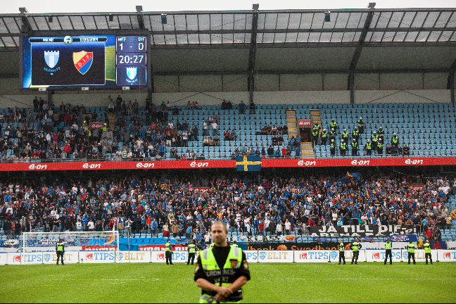 Fotbollsfesten i Malmö tog snabbt slut. Här ser man hur fansen lämnar arenan i mötet mellan MFF och Dif.