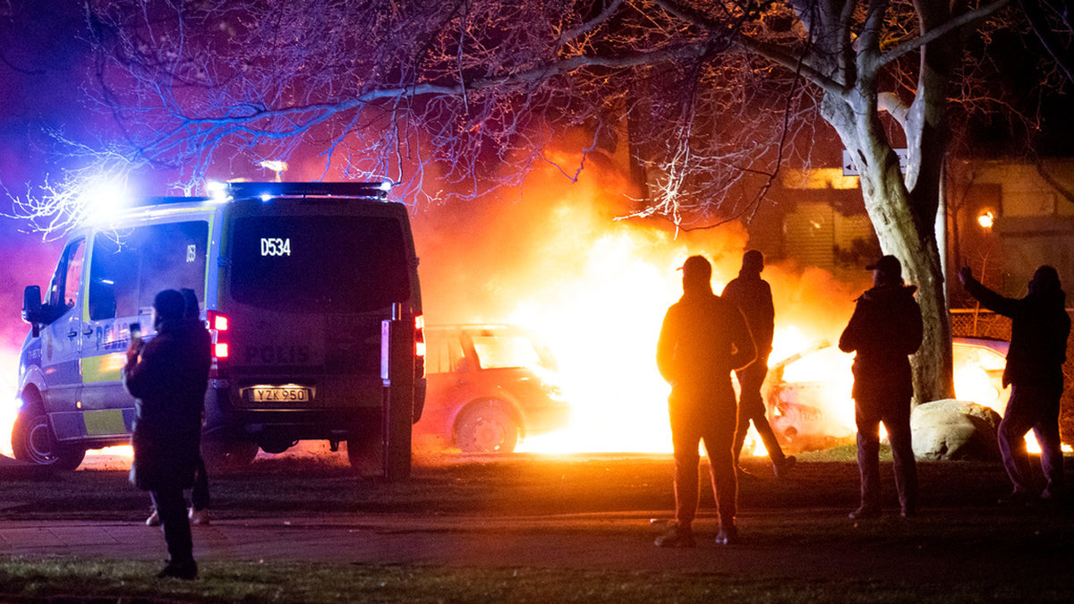 Bilar sattes i brand under påskupploppen i Malmö förra året. Arkivbild.