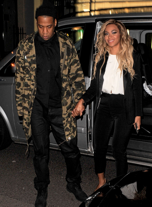 Beyoncé och Jay-Z lämnar en nattklubb i London. Beyoncé och Jay-Z lämnar en nattklubb i London.