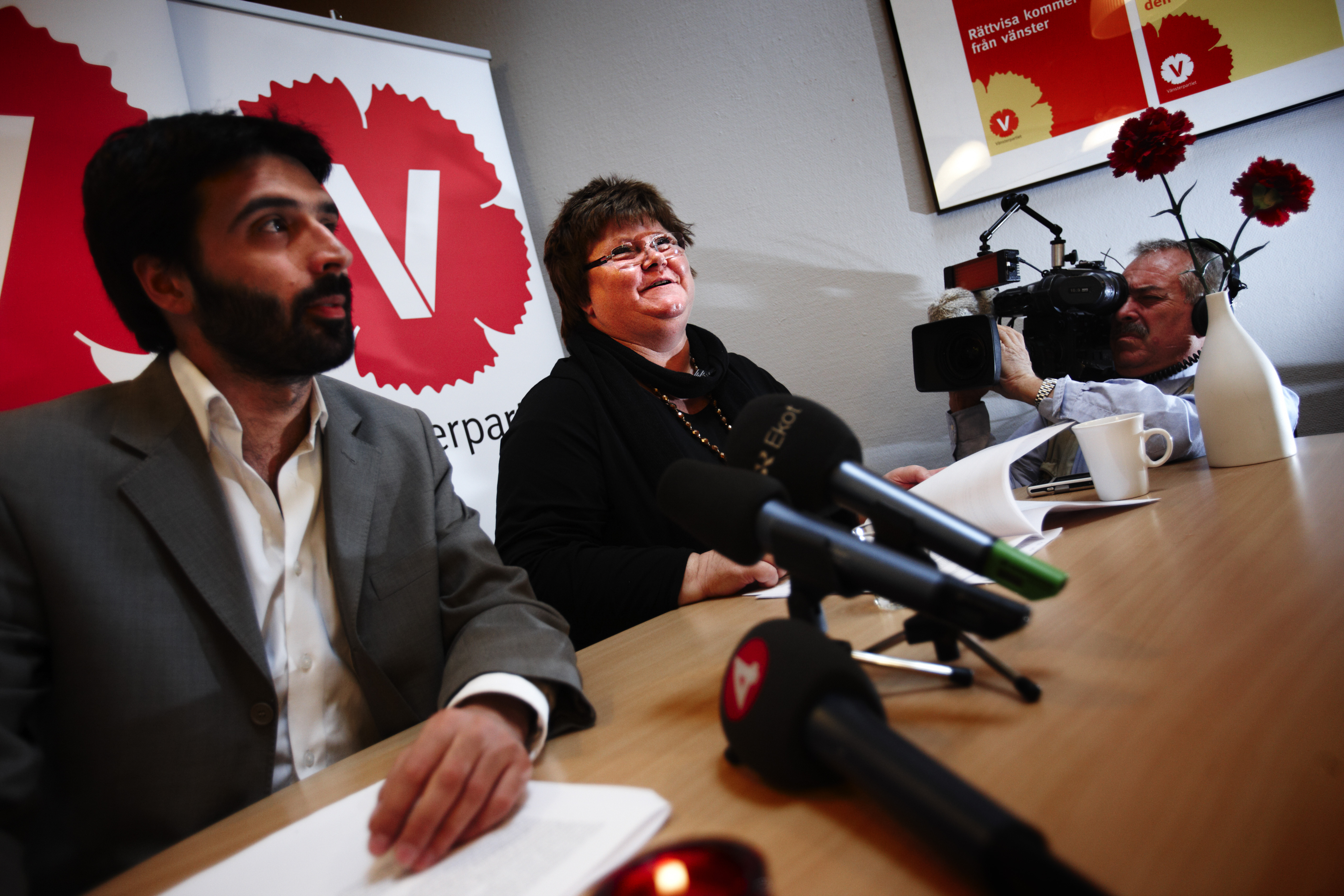 Ali Esbati tillsammans med partisekreteraren Anki Ahlsten på en presskonferens 2009.