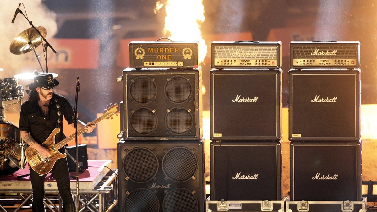 Framlidne Motörhead-sångaren Lemmy, med ett antal 'Marshallstackar' i bakgrunden, under en konsert i Tyskland 2006. Arkivbild.