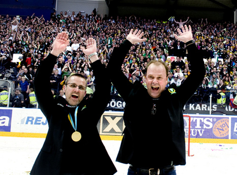 Tommy Samuelsson och Perra Johnsson förde Färjestad till SM-guld i fjol. Men nu står de utan kontrakt inför nästa säsong.