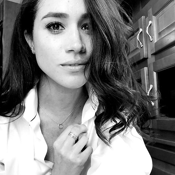 Meghan Markle poserar inför kameran. Meghan Markle poserar inför kameran.