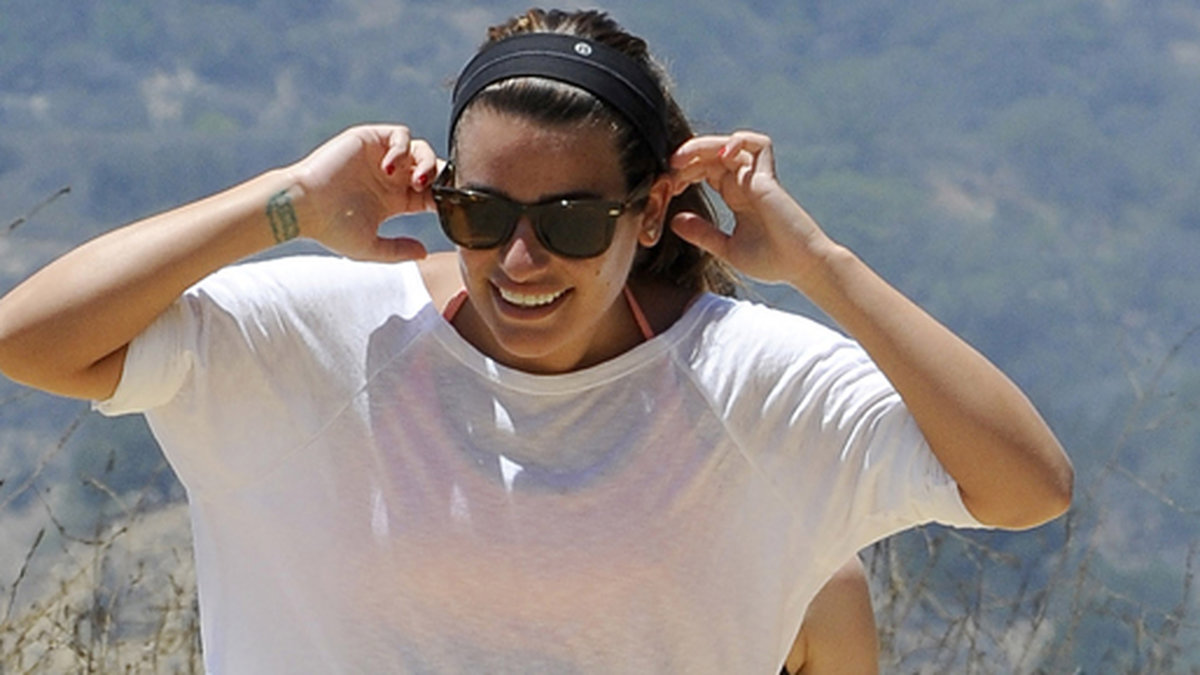 Lea Michele tar en tuff promenad i Hollywood Hills. 