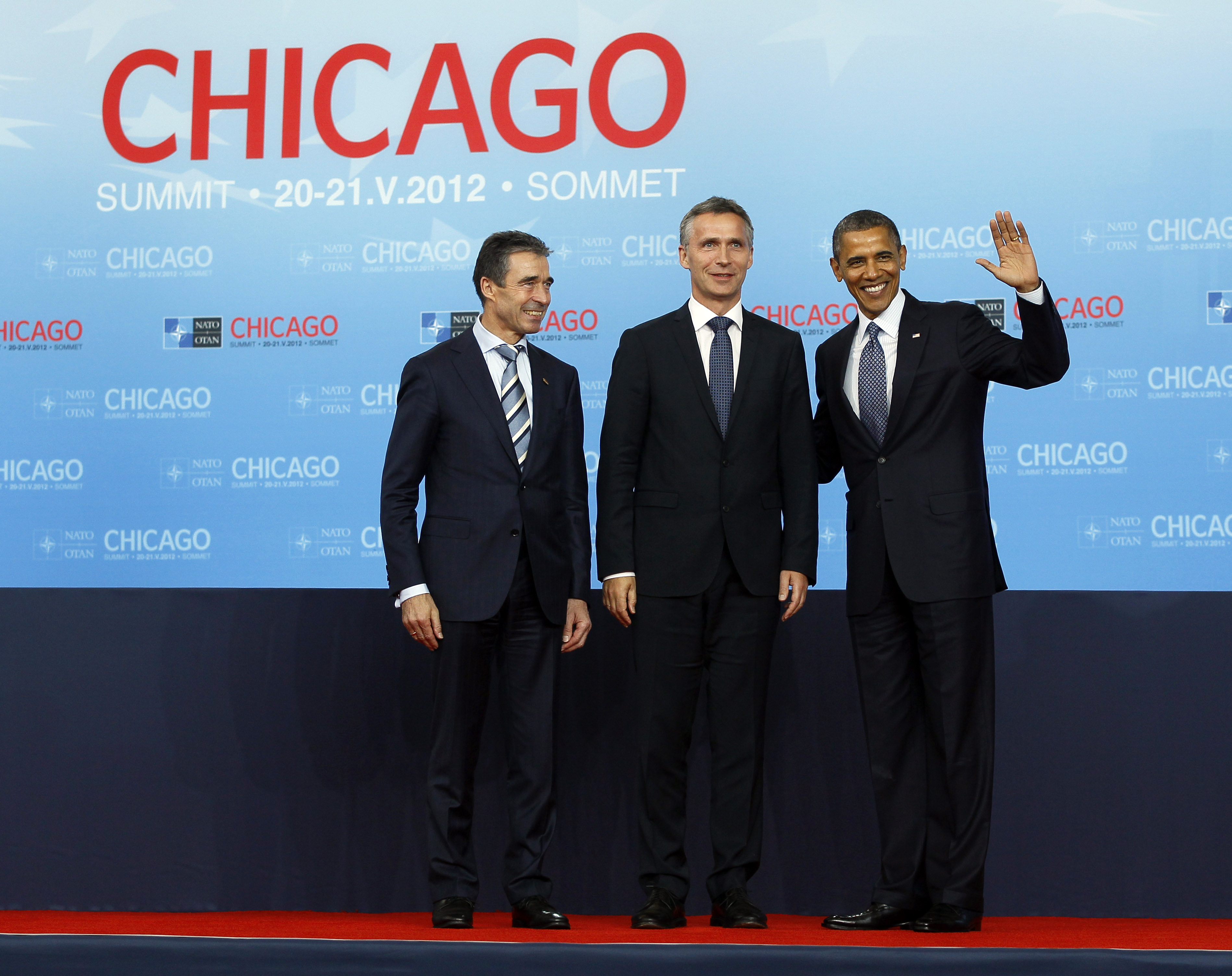 Jens Stoltenberg, Anders Fogh Rasmussen och Barack Obama poserar inför mötet. 