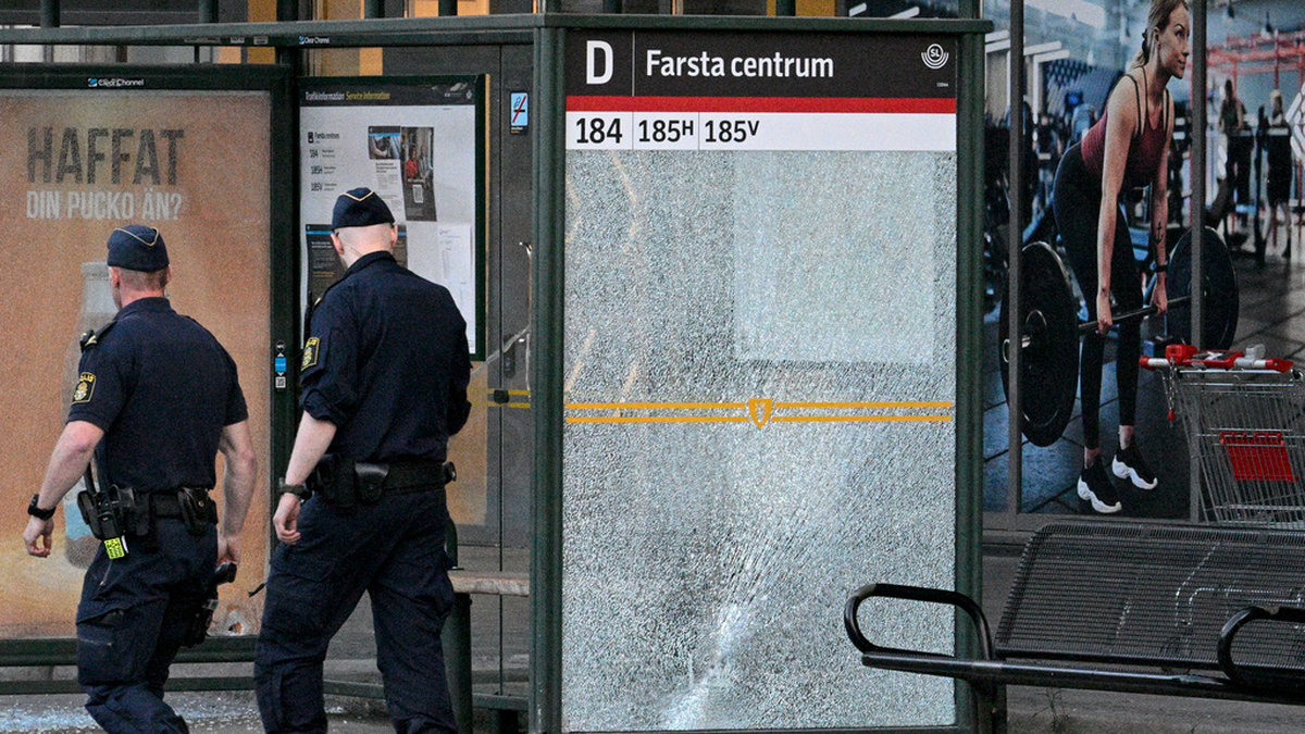 Skador på en busskur efter skottlossningen i Farsta i södra Stockholm den 10 juni 2023, då två personer dödades.