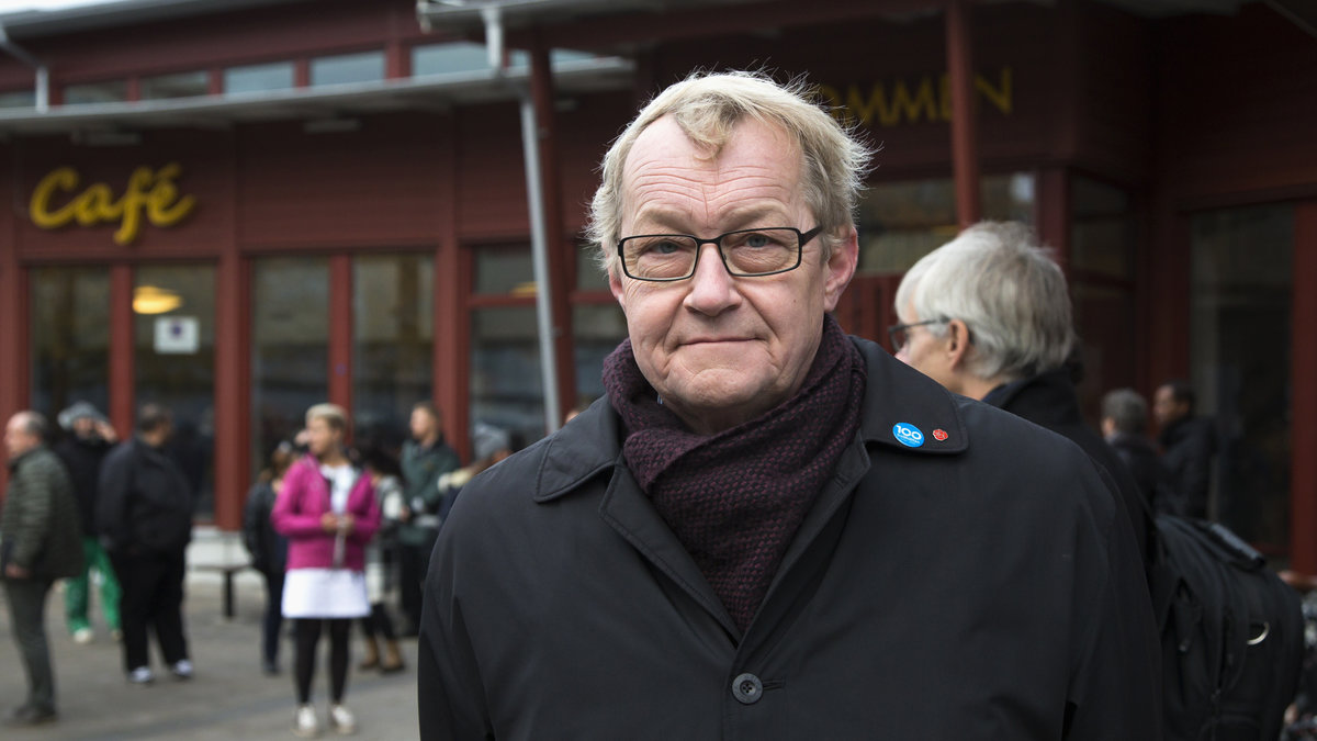 Paul Åkerlund KS ordf (S) var på plats och tog emot barnen med kramar. 