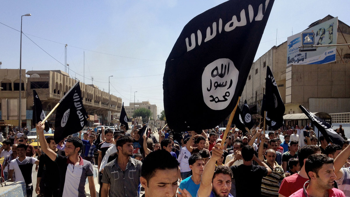 IS-sympatisörer marscherar i Mosul.