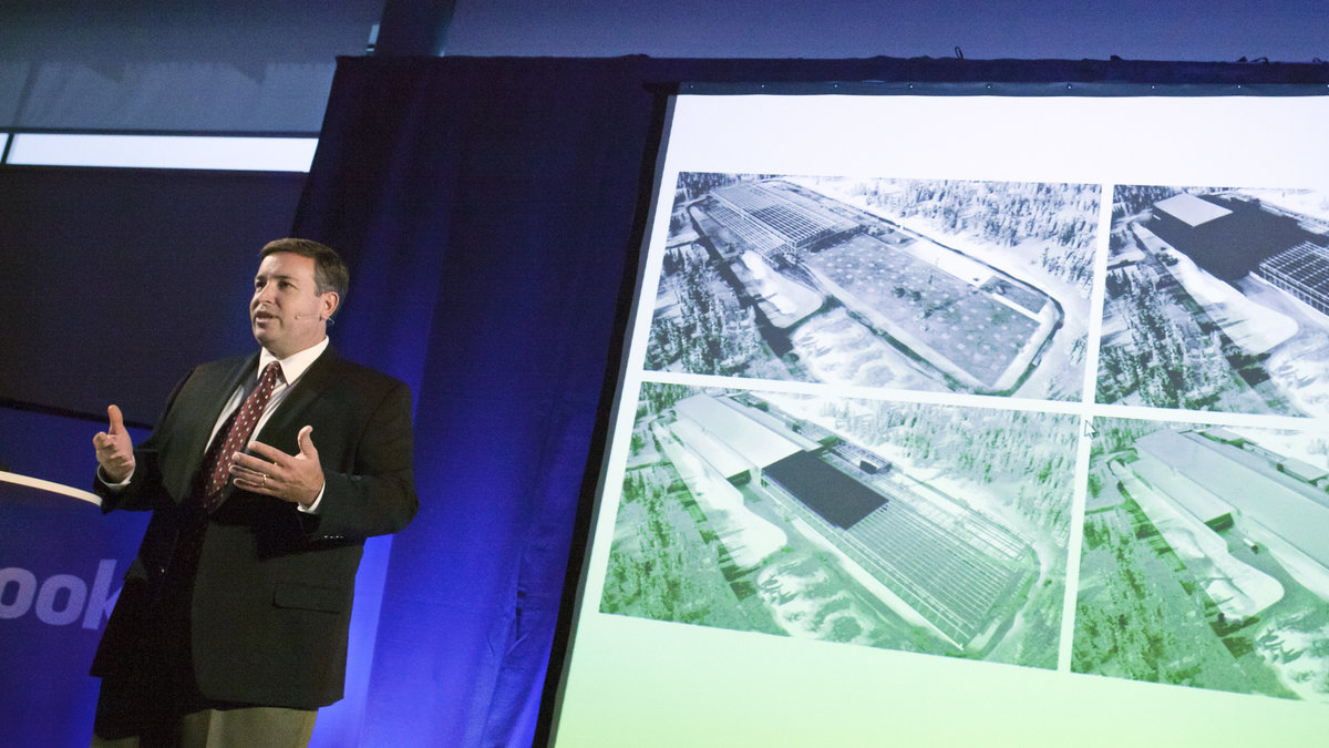 Facebooks teknikchef Tom Furlong presenterade serverhallen i november 2011.
