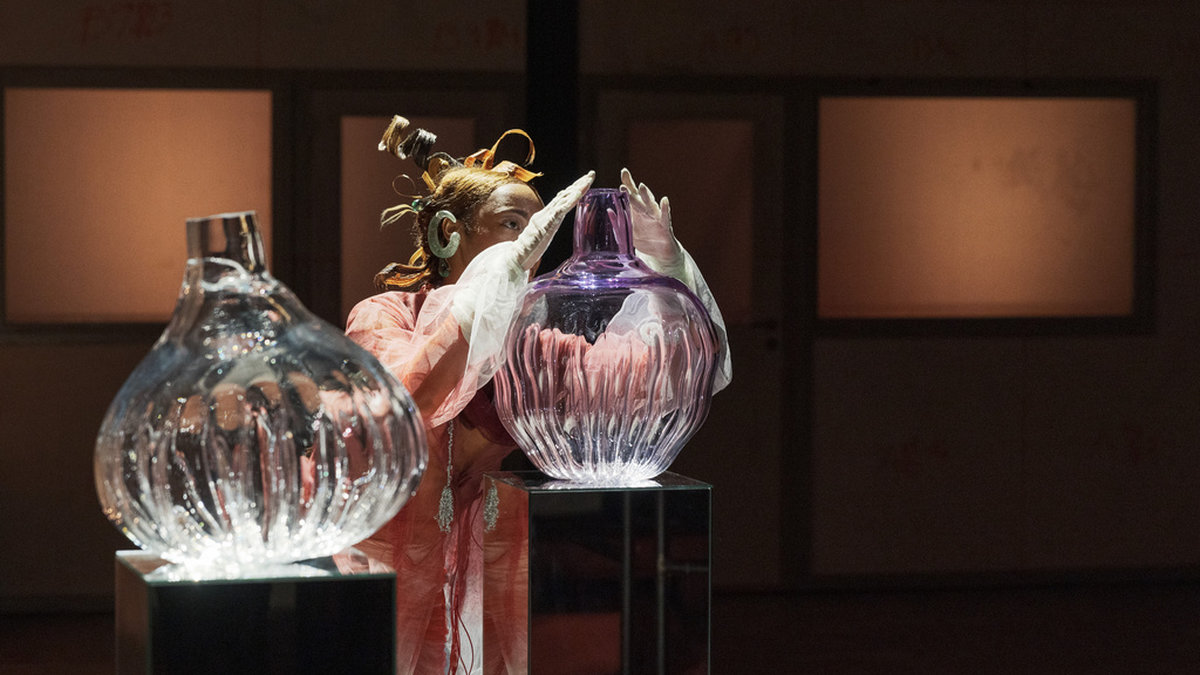 Performancekonstnären Damsel Elysium uppträder med Iittalas glasobjekt i reaktorhallen på KTH i Stockholm.
