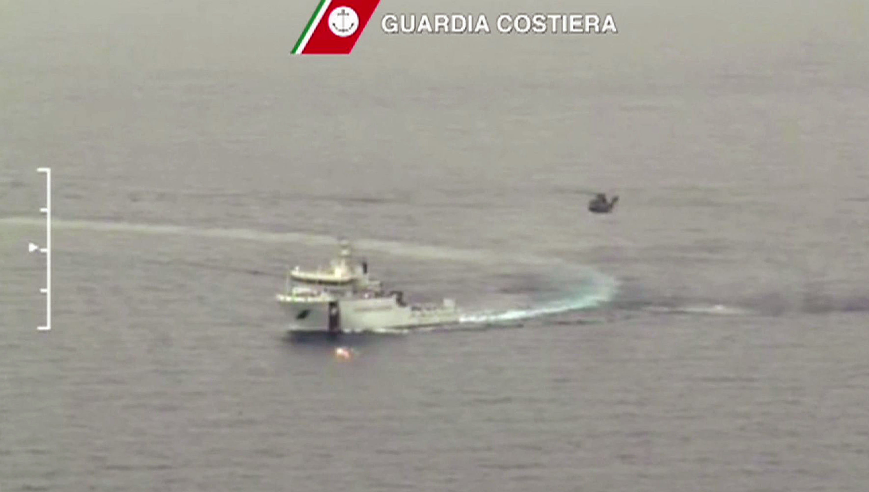 En båt från kustbevakningen och en helikopter under sökandet efter överlevande.