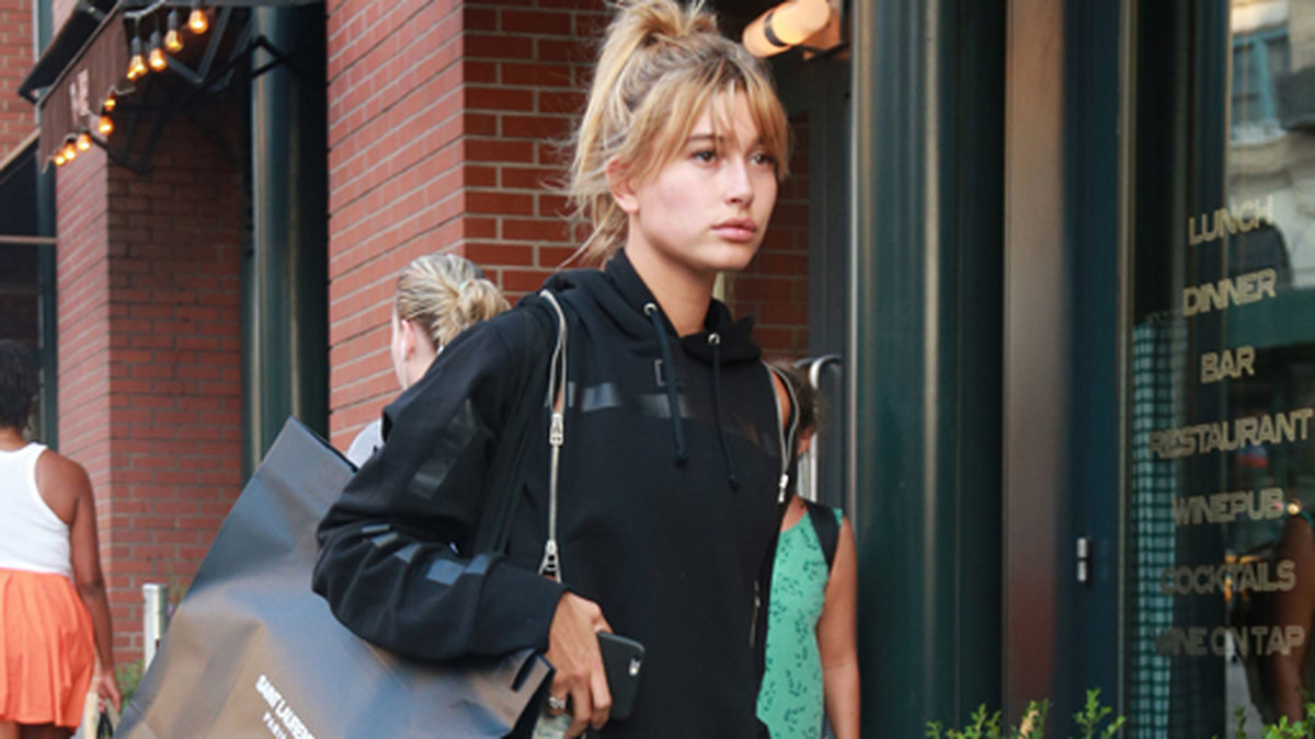 Här ser vi henne shoppa på Saint Laurent i New York hösten 2015. 