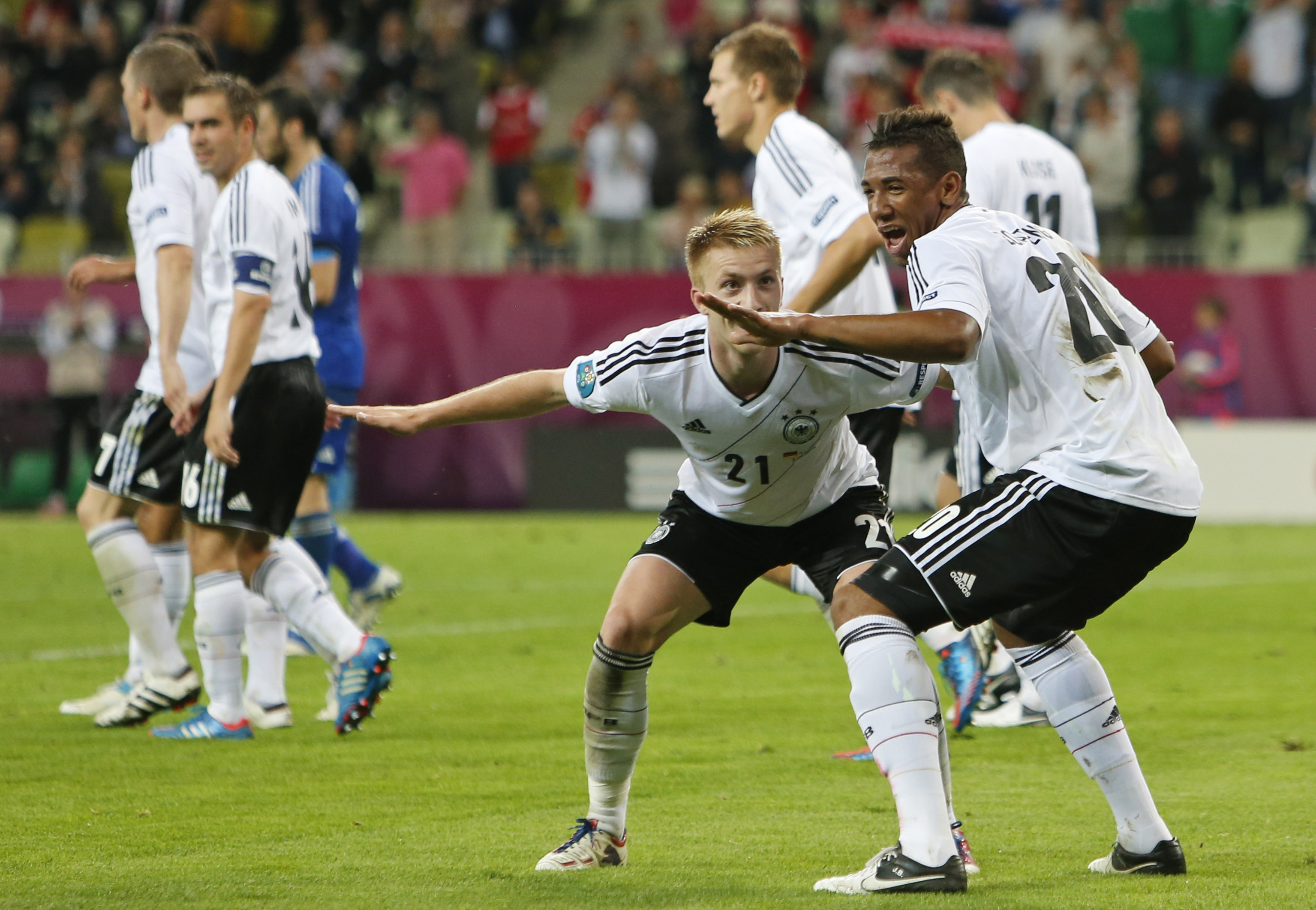 Reus gjorde även han mål firade genom att dansa med Boateng.