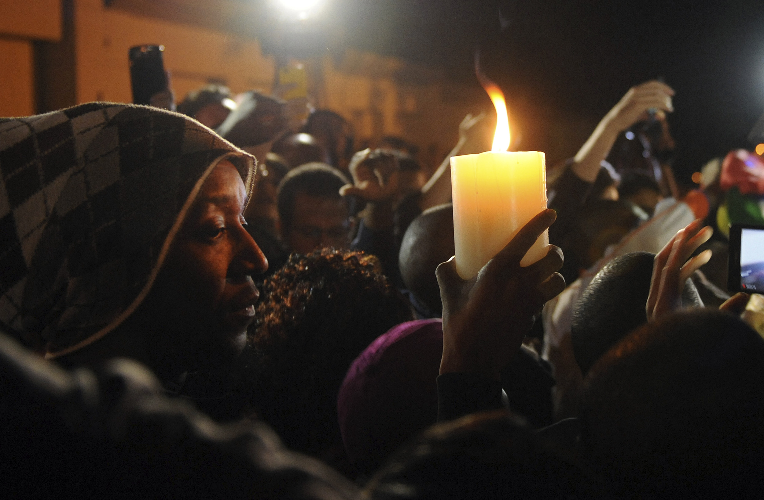 Utanför Mandelas hem i Johannesburg samlades sörjande människor. Utanför Mandelas hem i Johannesburg samlades sörjande människor.