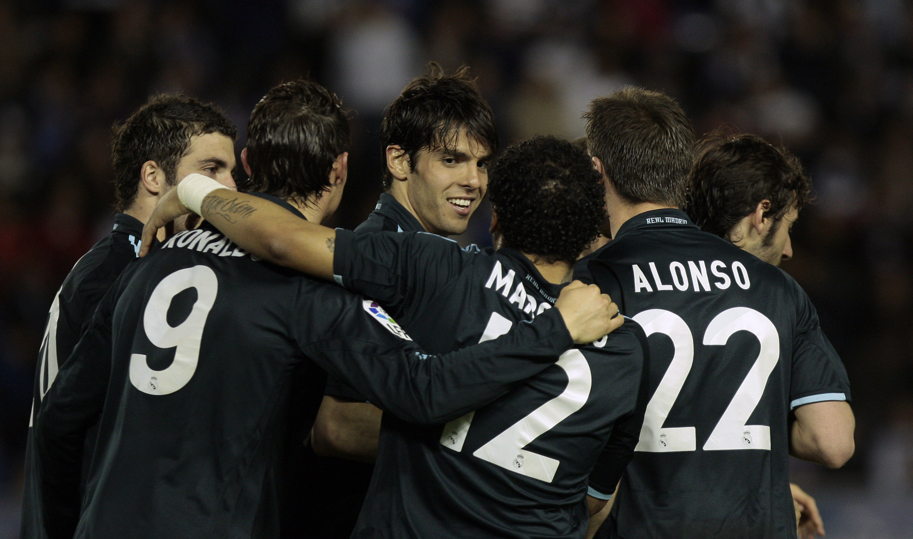 Ett formtoppat Real Madrid tar sig an toppkonkurrenten Sevilla.