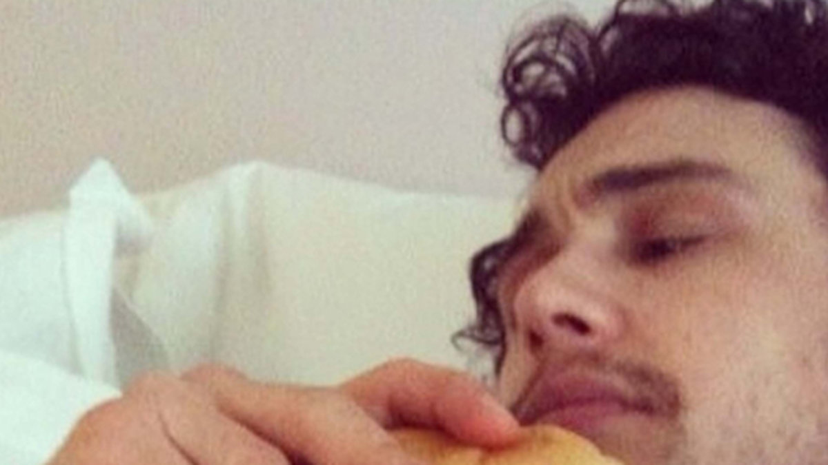 James Franco mumsar på en hamburgare. 
