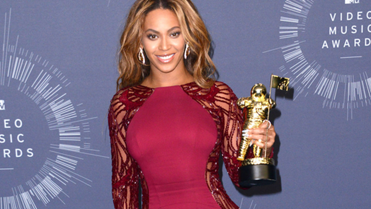 Beyoncé i lång vinröd klänning. 