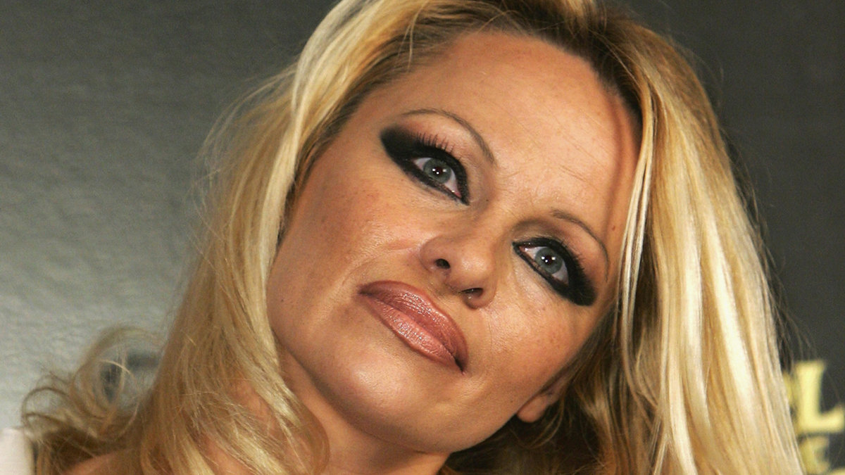 Pamela Anderson försöker rocka sotiga ögon. Och med det där bruna läppstiftet - över hela nedre hakan – så är vi ytterst tveksamma.