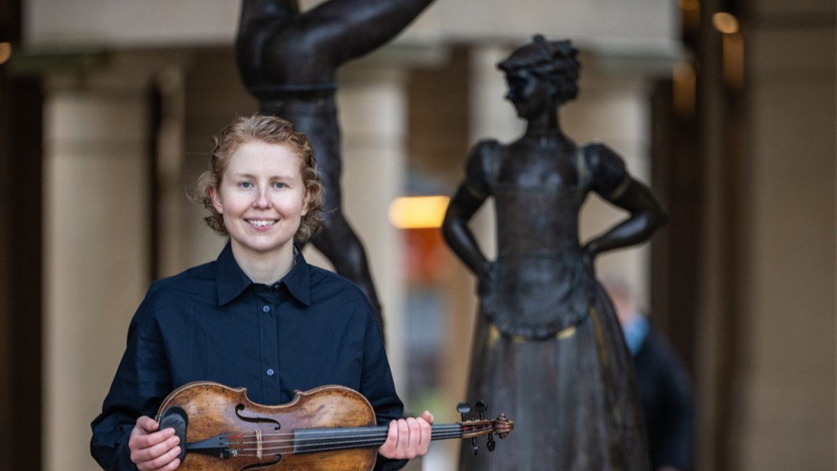 Ellen Nisbeth, här med sin viola, får Sixten Gemzéus stora musikstipendium 2023. Pressbild.