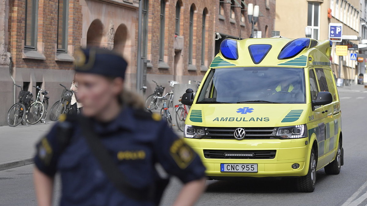 En ambulans på Sveavägen. 
