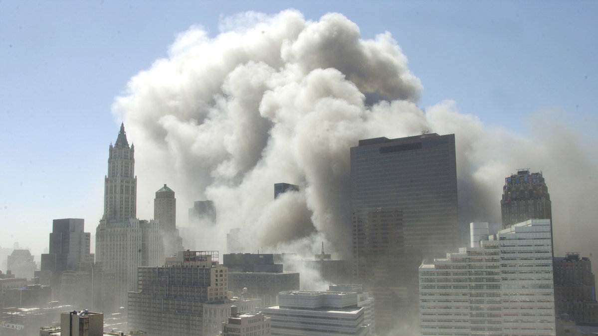 Enorma rökmoln spred sig över ön Manhattan när byggnaderna rasade.