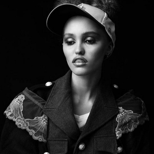 Lily Rose Depp bjuder på en modellbild. Lily Rose Depp bjuder på en modellbild.