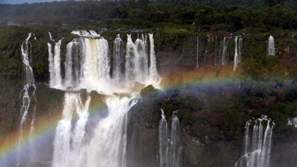 8. Iguazu falls är  Iguazu-flodens vattenfall och ligger på gränsen mellan Argentina och Brasilien. Varje år vallfärdar turister till platserna runt omkring för att få ta del av fallets ståtlighet. 