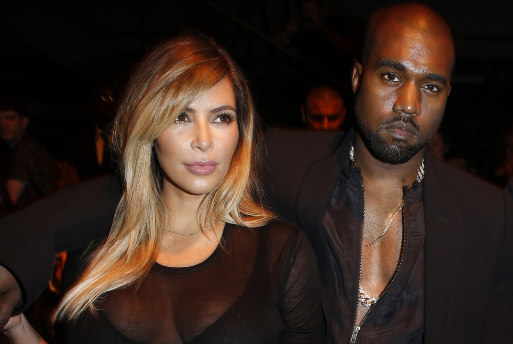 Jonathan Lee Riches har suttit i fängelse och har gjort sig skyldig till många konstiga stämningar mot kändisar. Den märkligaste måste ändå vara när han förra året anklagade Kim Kardashian och Kanye West för att vara terrorister. Jonathan Lee Riches har suttit i fängelse och har gjort sig skyldig till många konstiga stämningar mot kändisar. Den märkligaste måste ändå vara när han förra året anklagade Kim Kardashian och Kanye West för att vara terrorister.