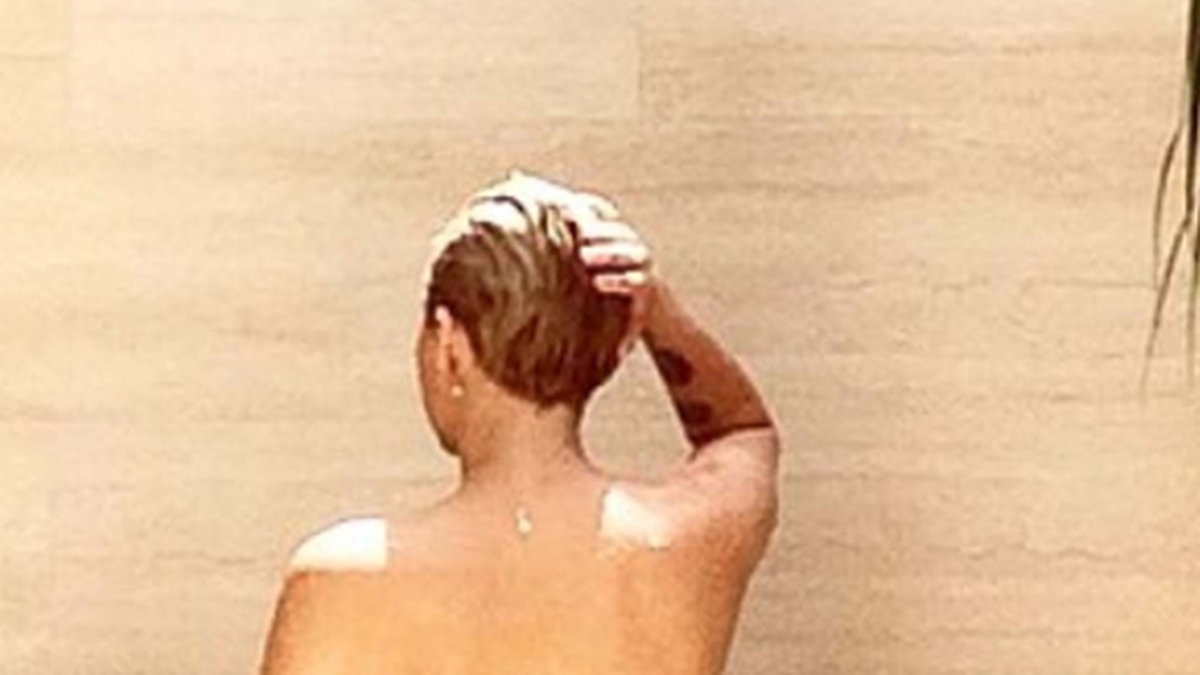 Miley bjuder på en bild från duschen. 