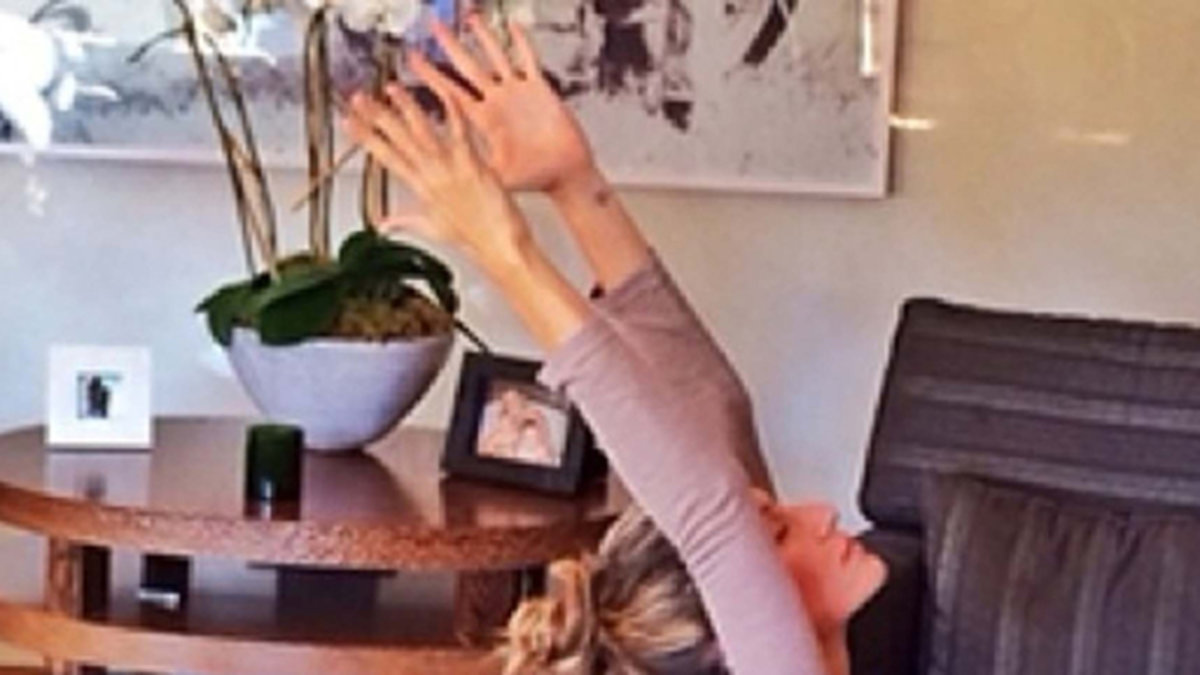 Supermodellen Gisele Bundchen gör yoga med sin dotter.